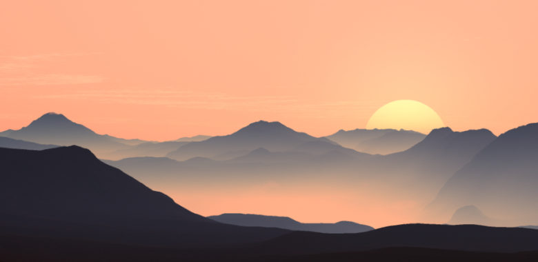 Coucher de soleil derrière des montagnes